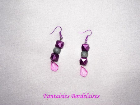 Boucles d'oreilles violettes, roses et grises