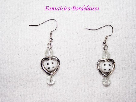 Boucles d'oreilles coeur avec perles blanches et transparentes
