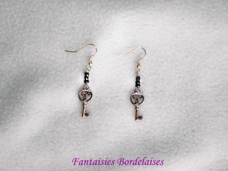 Boucles d'oreilles clefs et perles noires