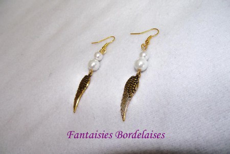 Boucles d'oreilles ailes d'ange dorées avec perles blanches