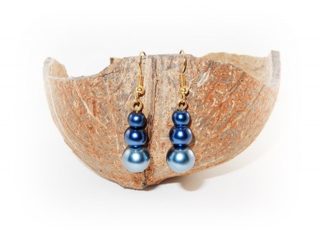 Boucles d'oreilles dorées avec perles en verre nacrées bleues