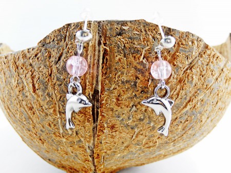 Puces d'oreilles enfant avec petit dauphin argenté et perles de verre rose pâle
