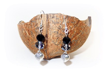 Boucles d'oreilles coeur décoré avec perles de verre à facettes noir et transparent aux reflets brillants