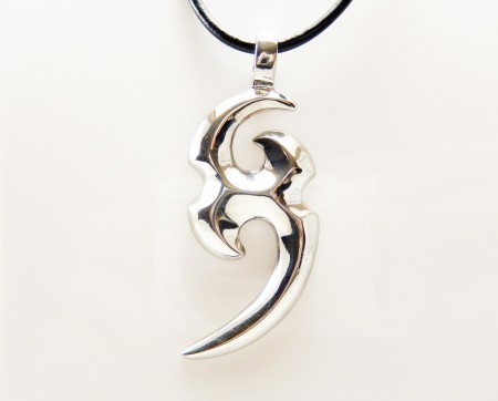 Collier homme pendentif tribal en acier inoxydable monté sur cordon de cuir noir